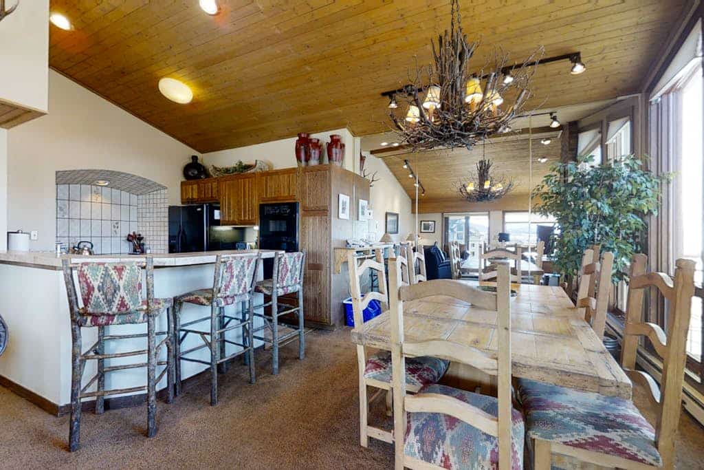 Mountain view condo w/ fireplace, W/D, shared hot tubs - steps to gondola