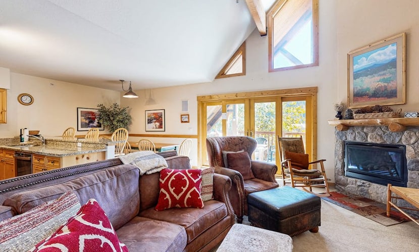 Mountain View Condo w/ Private Hot Tub, Deck & Fireplace