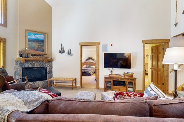 Mountain View Condo w/ Private Hot Tub, Deck & Fireplace