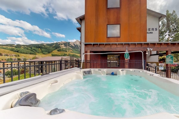 Cozy Condo with Great Mountain Views & Location – Walk to Slopes