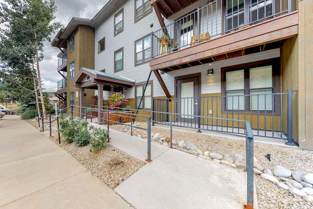 Cozy Condo with Great Mountain Views & Location – Walk to Slopes