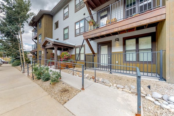 Cozy Condo with Great Mountain Views & Location – Walk to Slopes