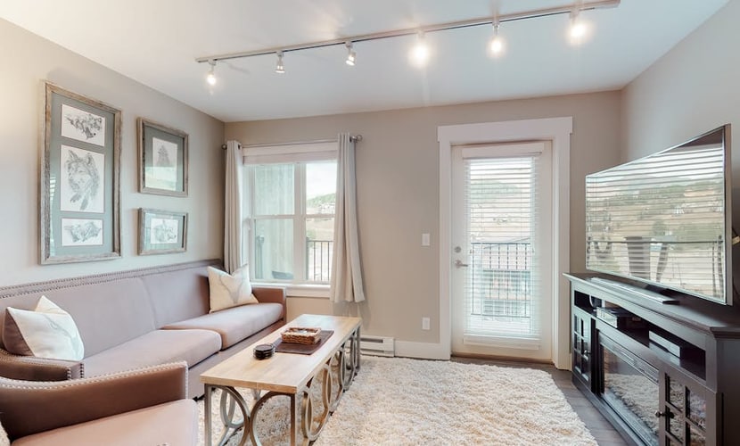 Cozy Condo with Great Mountain Views & Location – Walk to Slopes