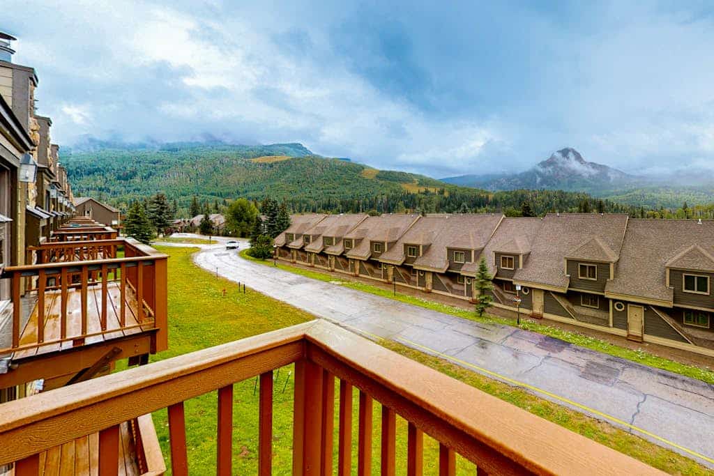 Spacious Family Getaway W/ Private Balcony, Skiing Nearby & High-Speed WiFi