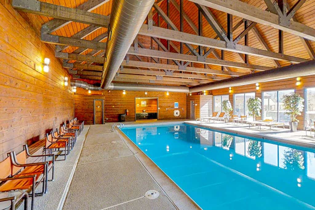 Perfect perch near the mountain with great view, fireplace, balcony & WiFi