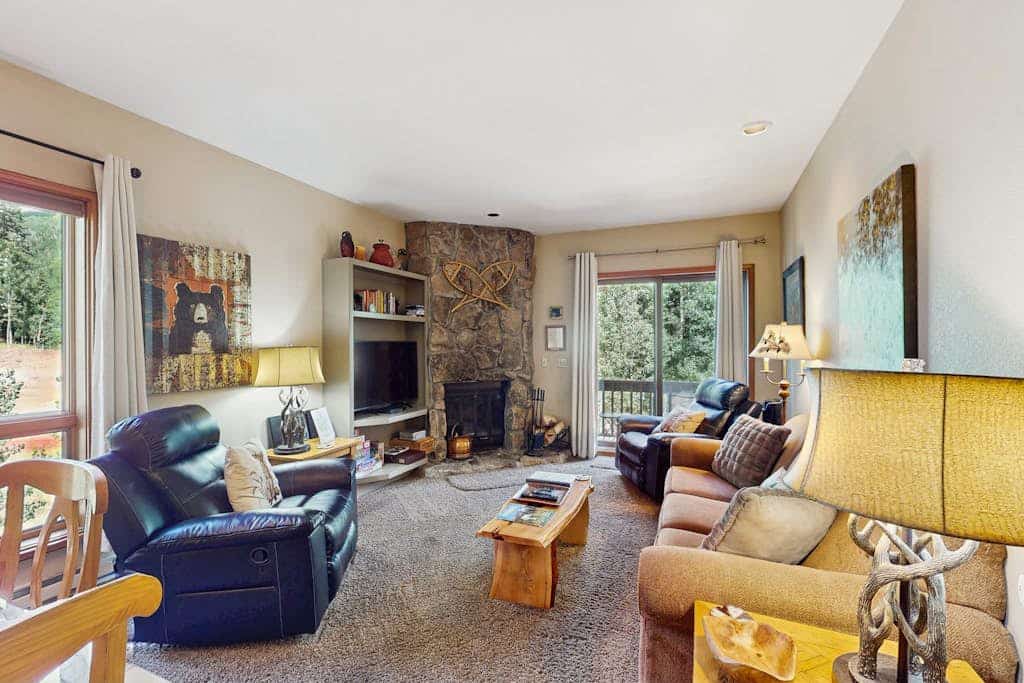 Perfect perch near the mountain with great view, fireplace, balcony & WiFi