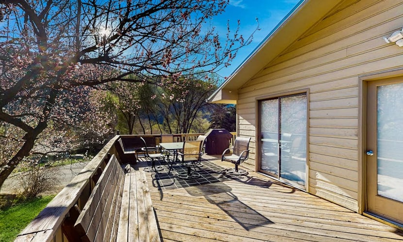 Fantastic mountain home with fast WiFi, deck, stunning views, grill & game room