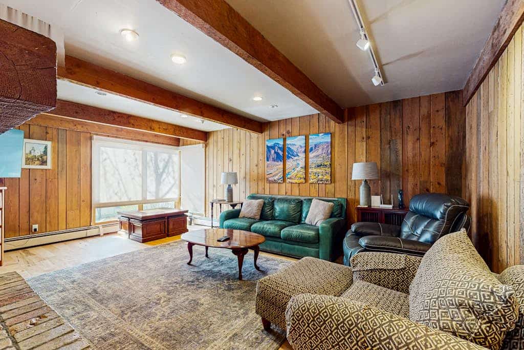 Fantastic mountain home with fast WiFi, deck, stunning views, grill & game room