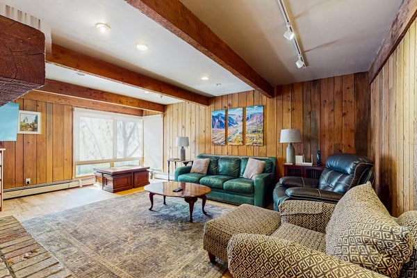 Fantastic mountain home with fast WiFi, deck, stunning views, grill & game room