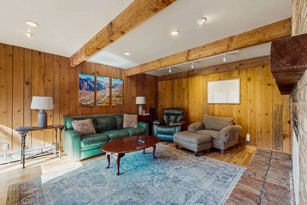 Fantastic mountain home with fast WiFi, deck, stunning views, grill & game room