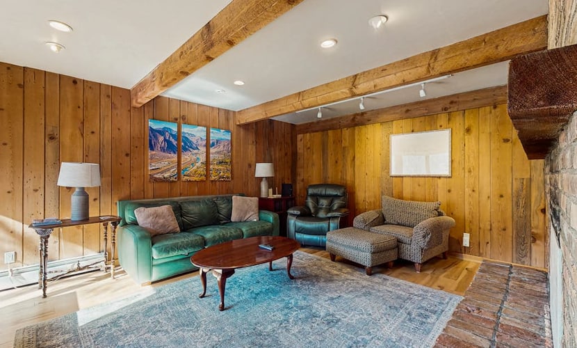 Fantastic mountain home with fast WiFi, deck, stunning views, grill & game room
