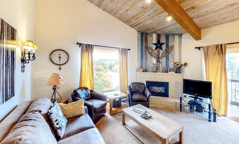 Spacious condo with fireplace & balcony