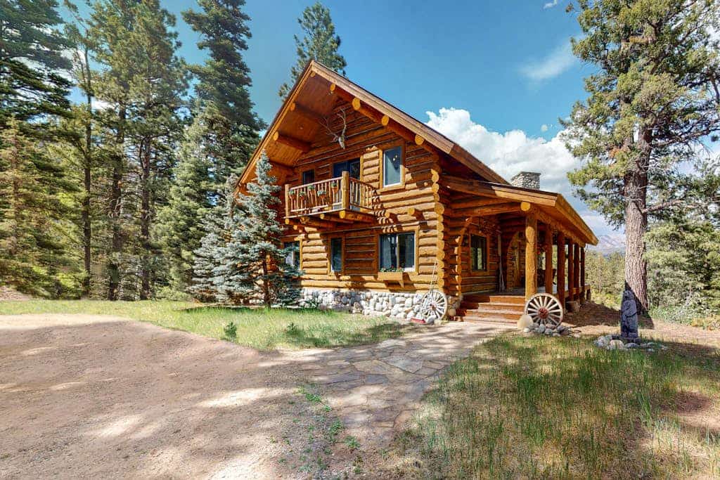 Spectacular mountain cabin with great views, deck, & fireplace - dogs OK