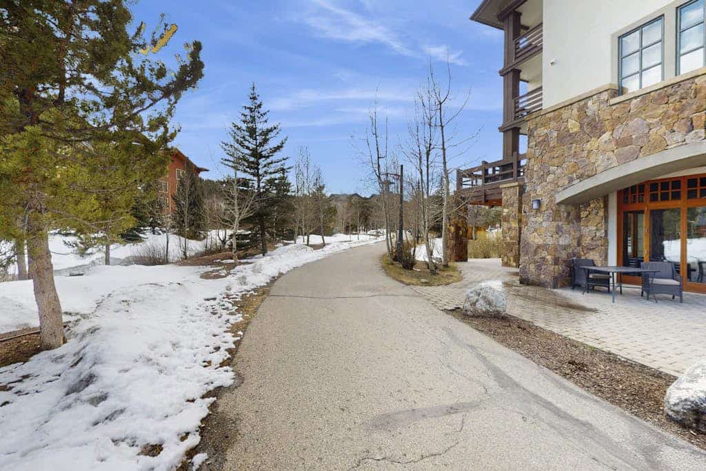 Walk to skiing, dining, entertainment - shared hot tub & fitness room