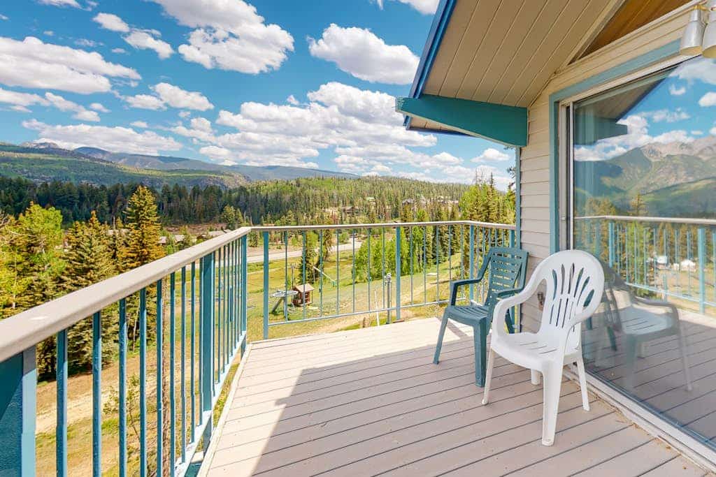 Ski-in/ski-out condo with on-site spa, balcony, fireplace & lake views