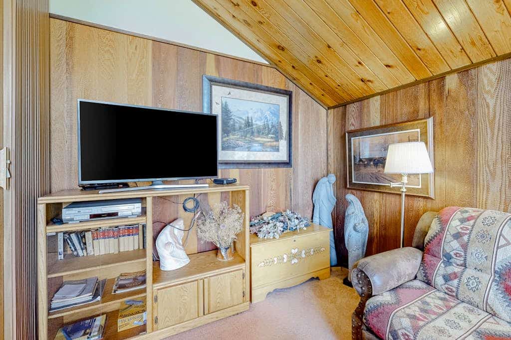 Ski-in/ski-out condo with on-site spa, balcony, fireplace & lake views