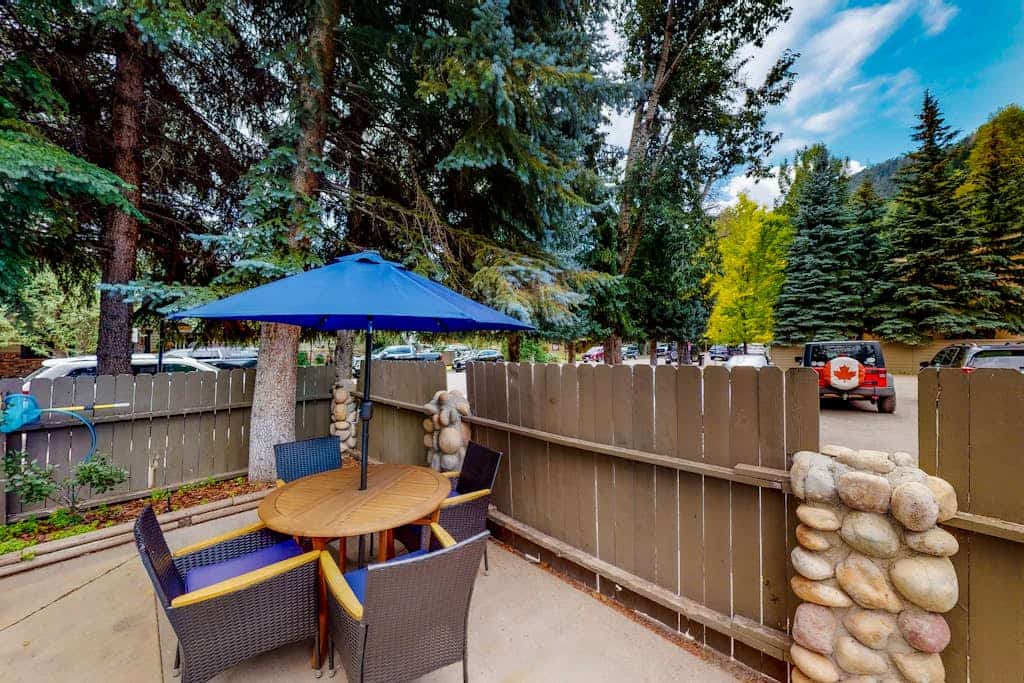 Main St. studio - pool & hot tub - walk to lifts, dog-friendly, ground-floor
