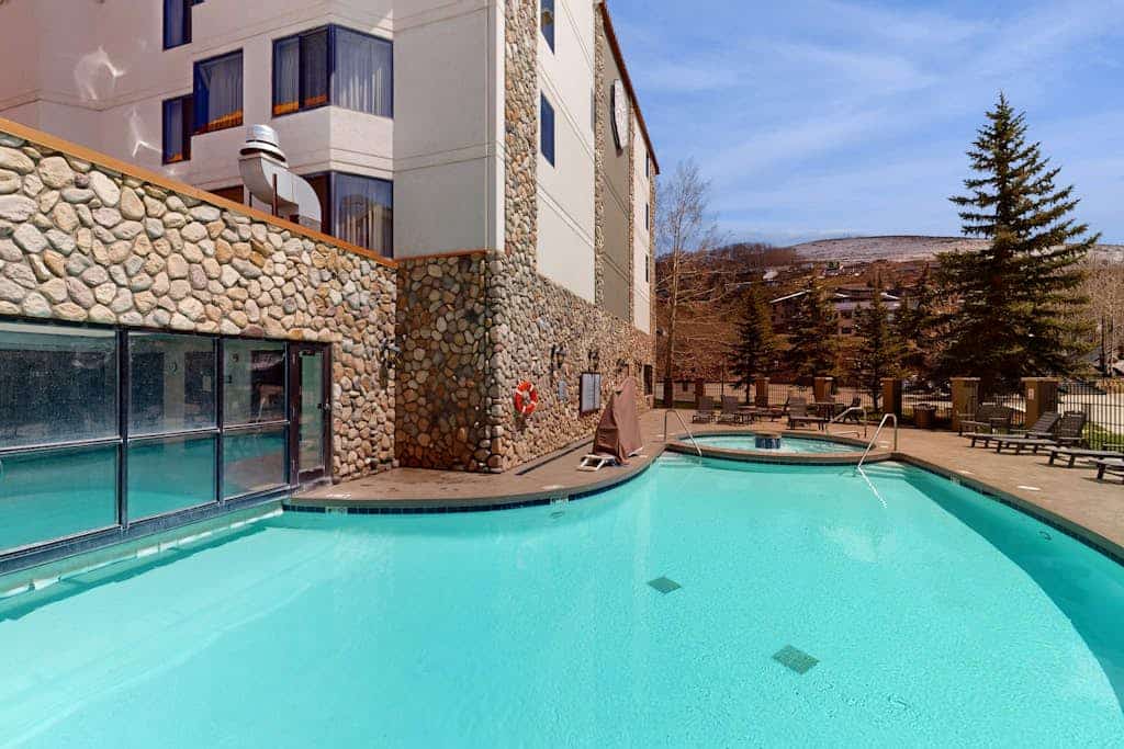Slope access with mtn views, in/outdoor pools, hot tub, sauna, gym