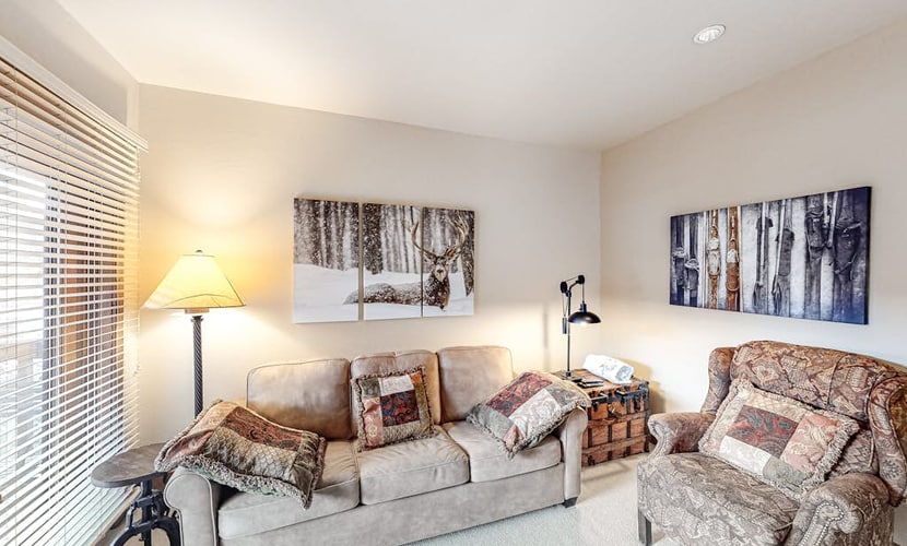 Top-floor condo with balcony, mountain views & hot tubs - walk to lifts