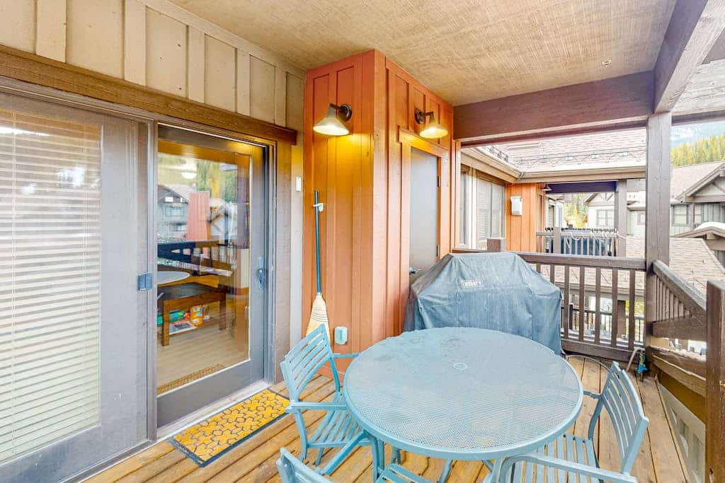 Top-floor condo with balcony, mountain views & hot tubs - walk to lifts