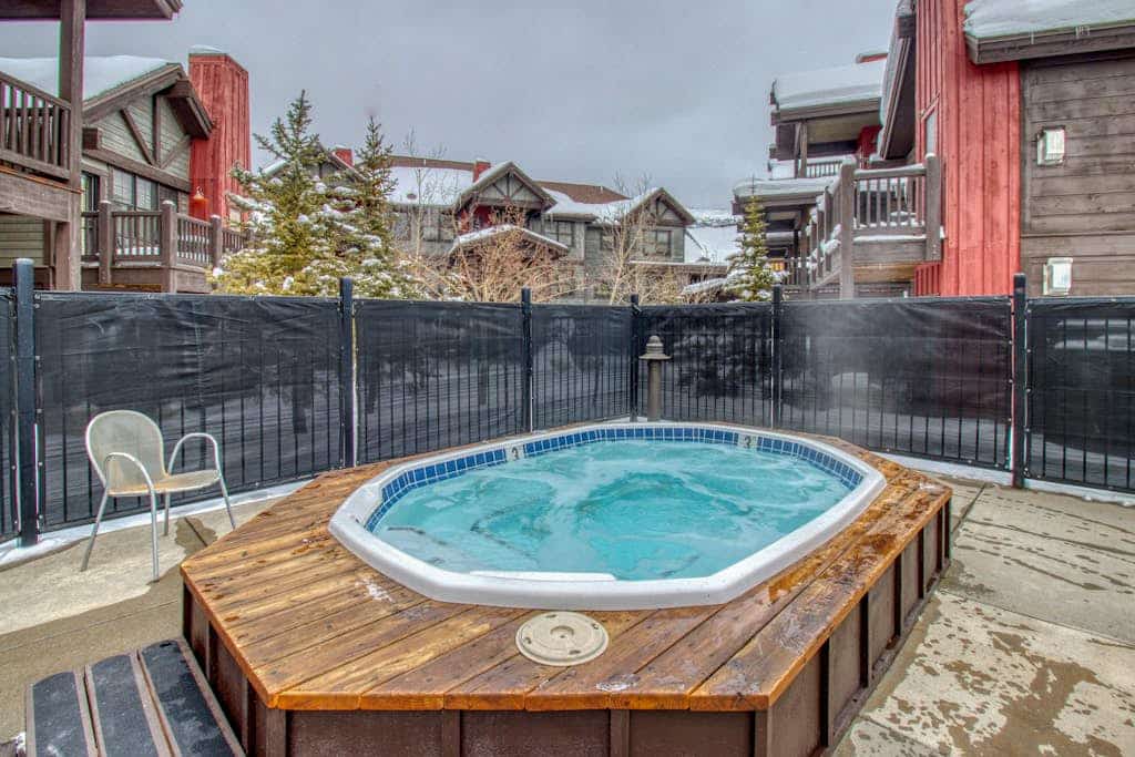 Top-floor condo with balcony, mountain views & hot tubs - walk to lifts