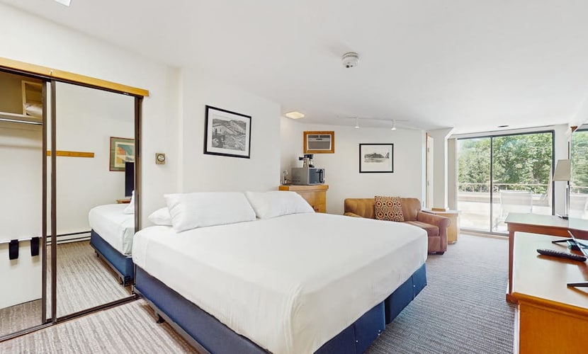Top-floor, Main Street gem with pool & hot tub - walk to lifts