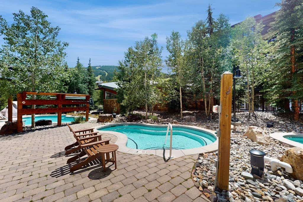 Walk to slopes - Village condo with balcony, views, hot tubs, & gym