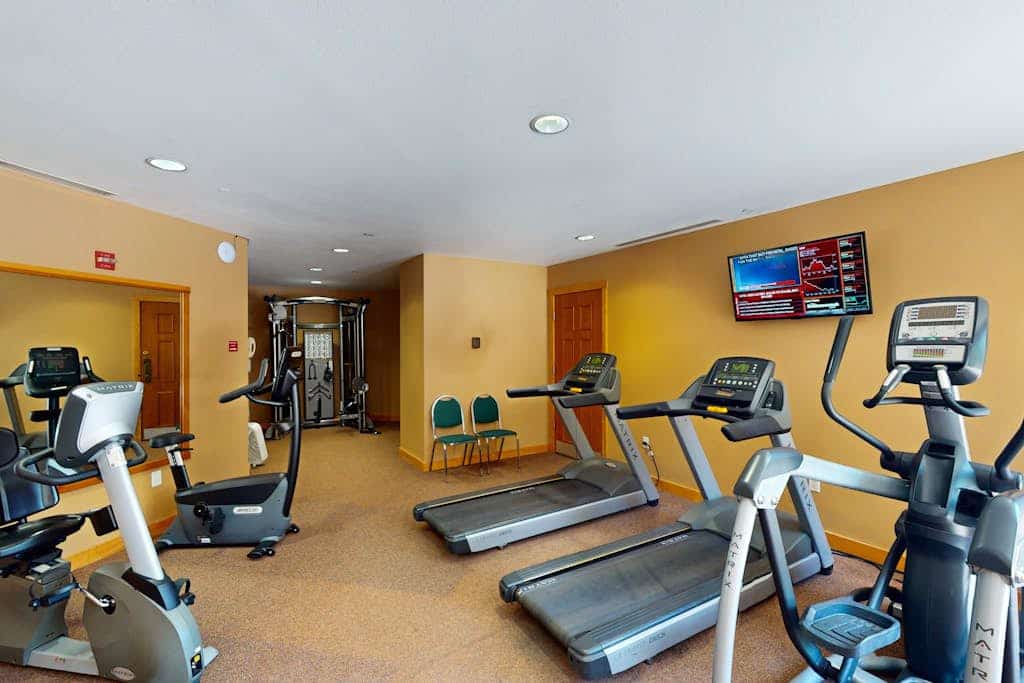 Walk to slopes - Village condo with balcony, views, hot tubs, & gym
