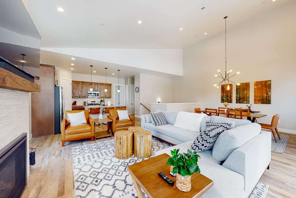 Beautiful dog-friendly home with private hot tub, game room - pool & gym access