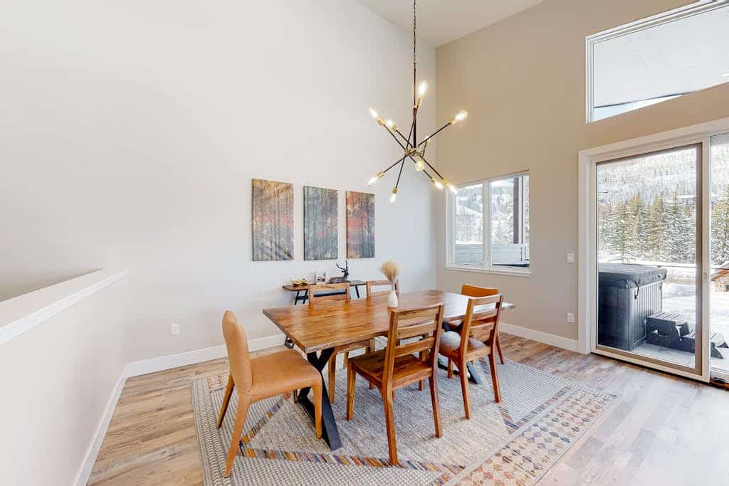 Beautiful dog-friendly home with private hot tub, game room - pool & gym access