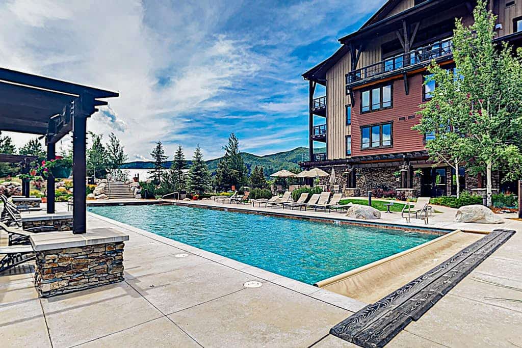 Cozy condo with easy access to resort gondola, shared hot tub, and game room