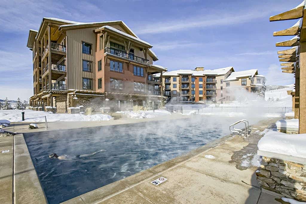 Cozy condo with easy access to resort gondola, shared hot tub, and game room