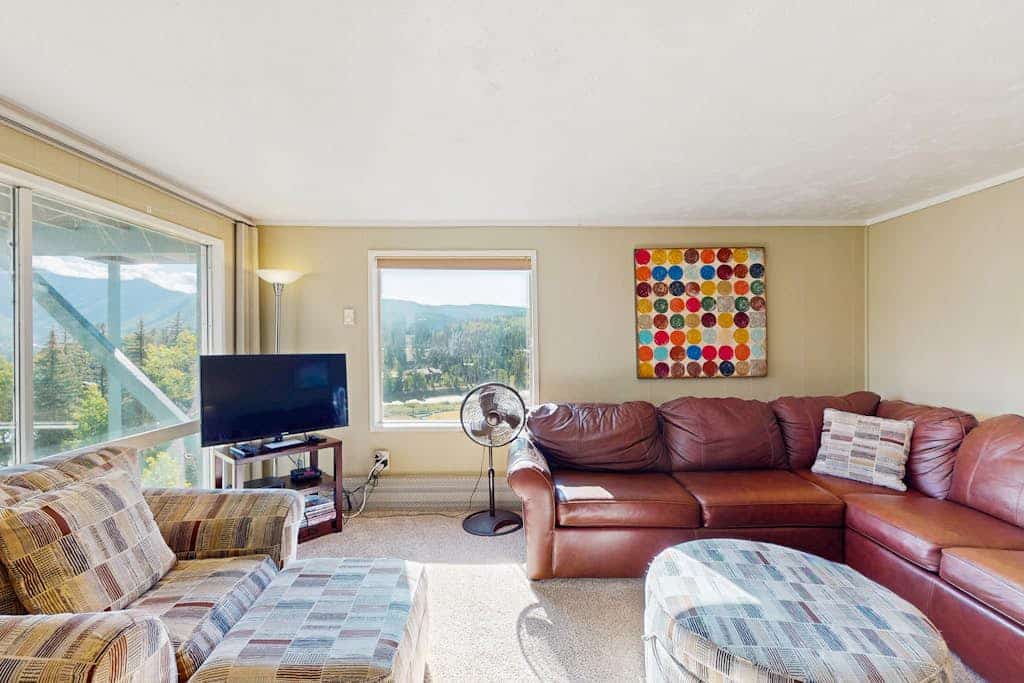 Ski-in/out condo with pool, fitness center, lake & mountain views