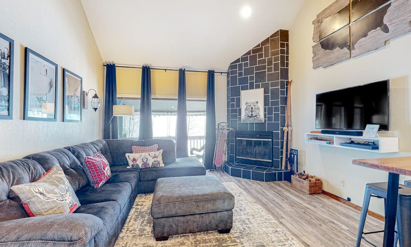 Modern two-story condo with balcony, hot tub access, & fireplace