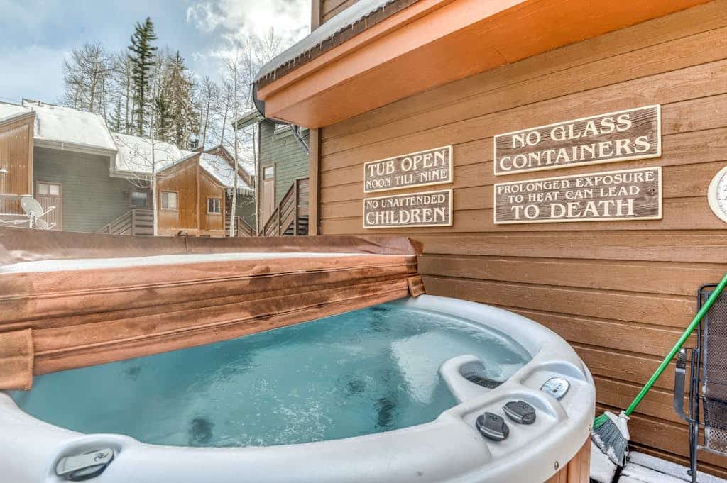 Modern two-story condo with balcony, hot tub access, & fireplace