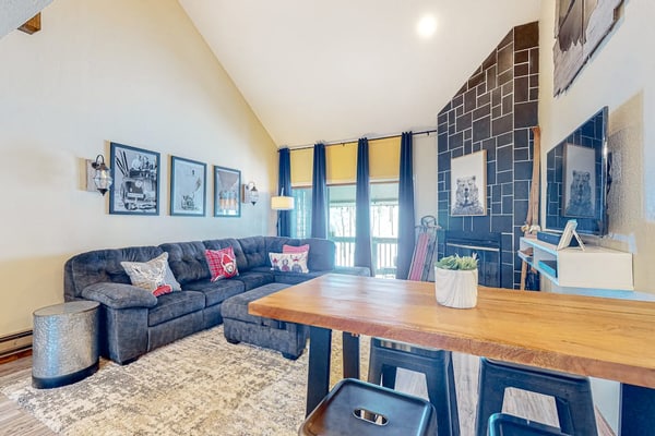 Modern two-story condo with balcony, hot tub access, & fireplace