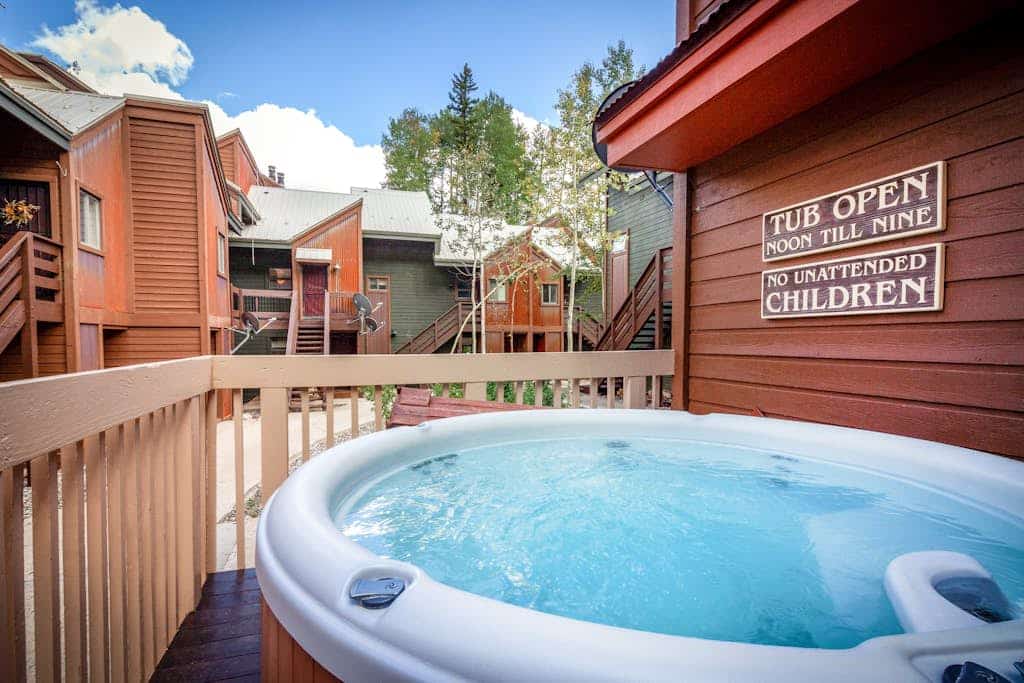 Modern two-story condo with balcony, hot tub access, & fireplace