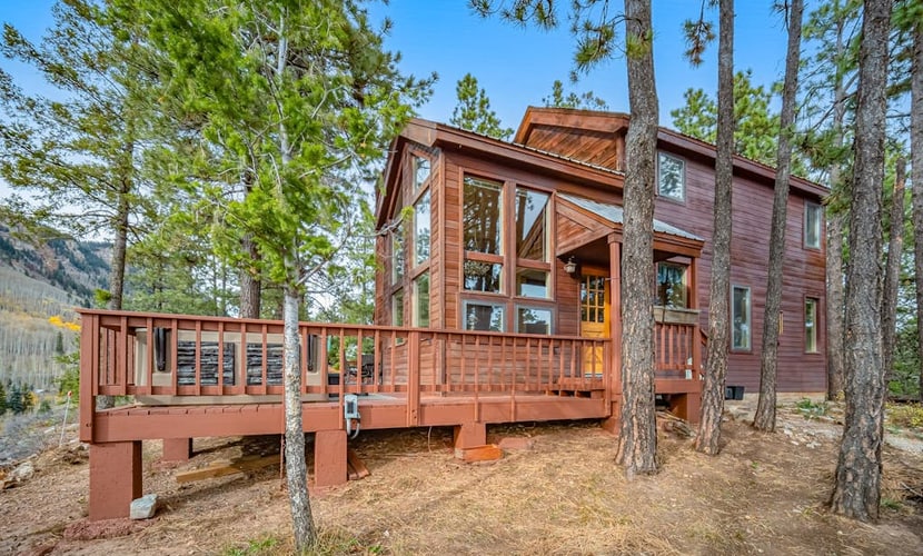 Delightful mountain retreat, NEW private hot tub, fireplace, deck, & great views
