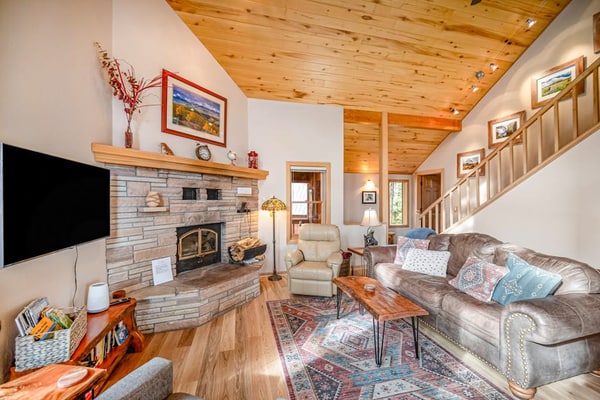 Delightful mountain retreat, NEW private hot tub, fireplace, deck, & great views