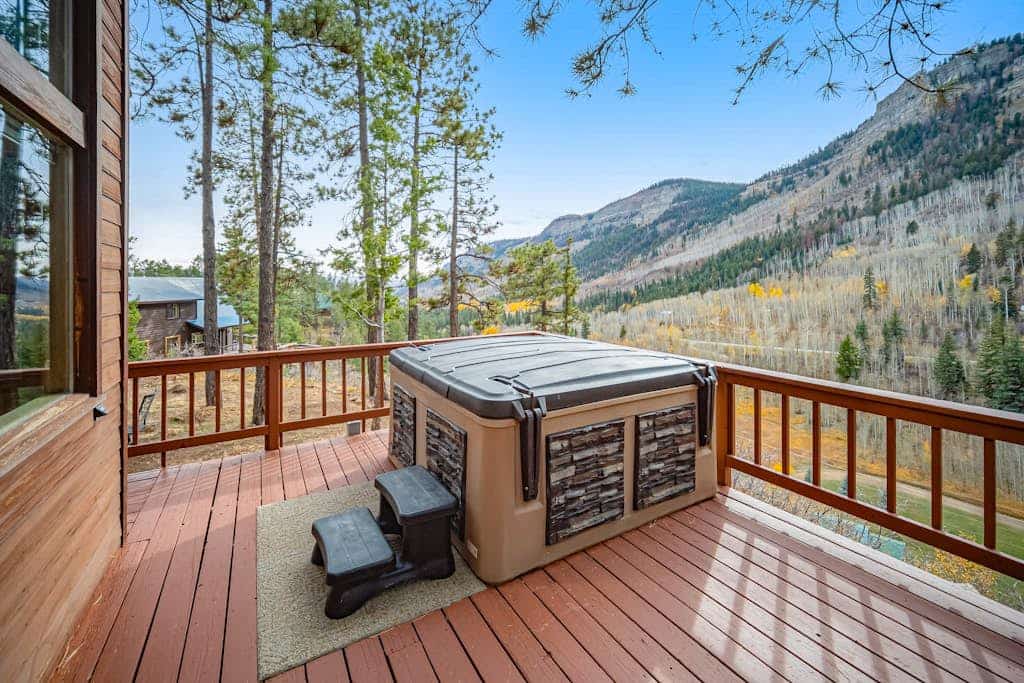 Delightful mountain retreat, NEW private hot tub, fireplace, deck, & great views