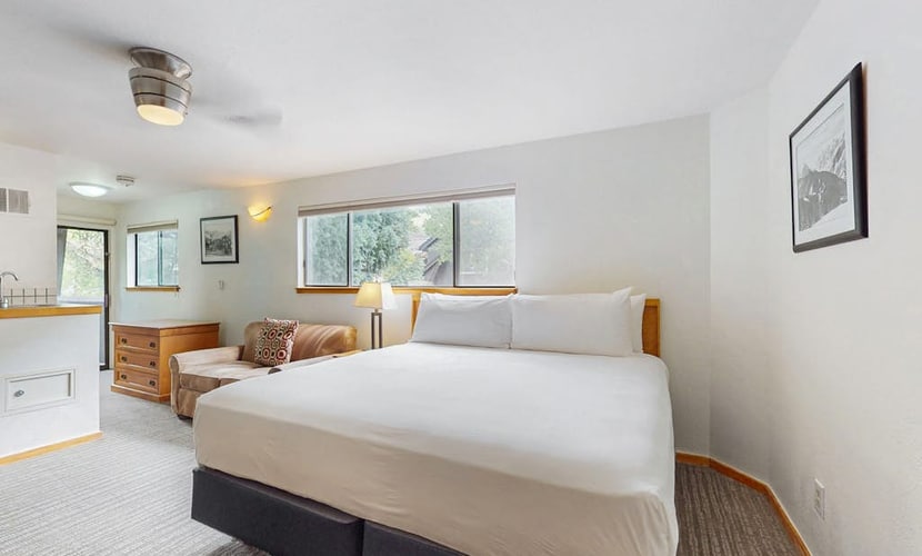 Private balcony room on Main St - pool & hot tub - walk to lifts, dog-friendly