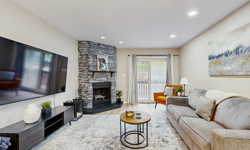 Cozy mountain condo with shared hot tub and dog friendly