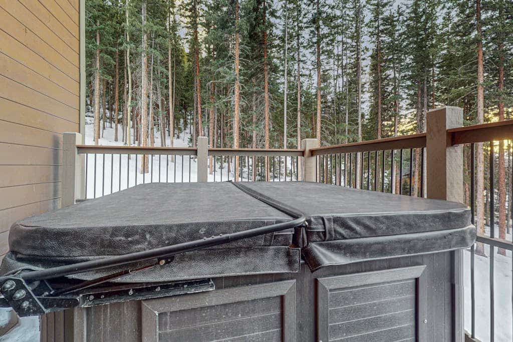 Beautiful townhome w/ balcony, hot tub & mountain views. Close to slopes