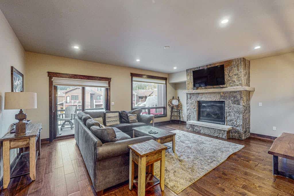 Beautiful townhome w/ balcony, hot tub & mountain views. Close to slopes