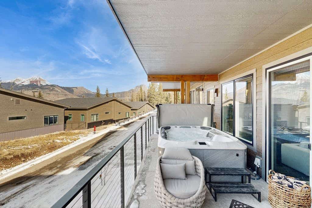 Modern mountain home with W/D, hot tub, full kitchen & near ski resort
