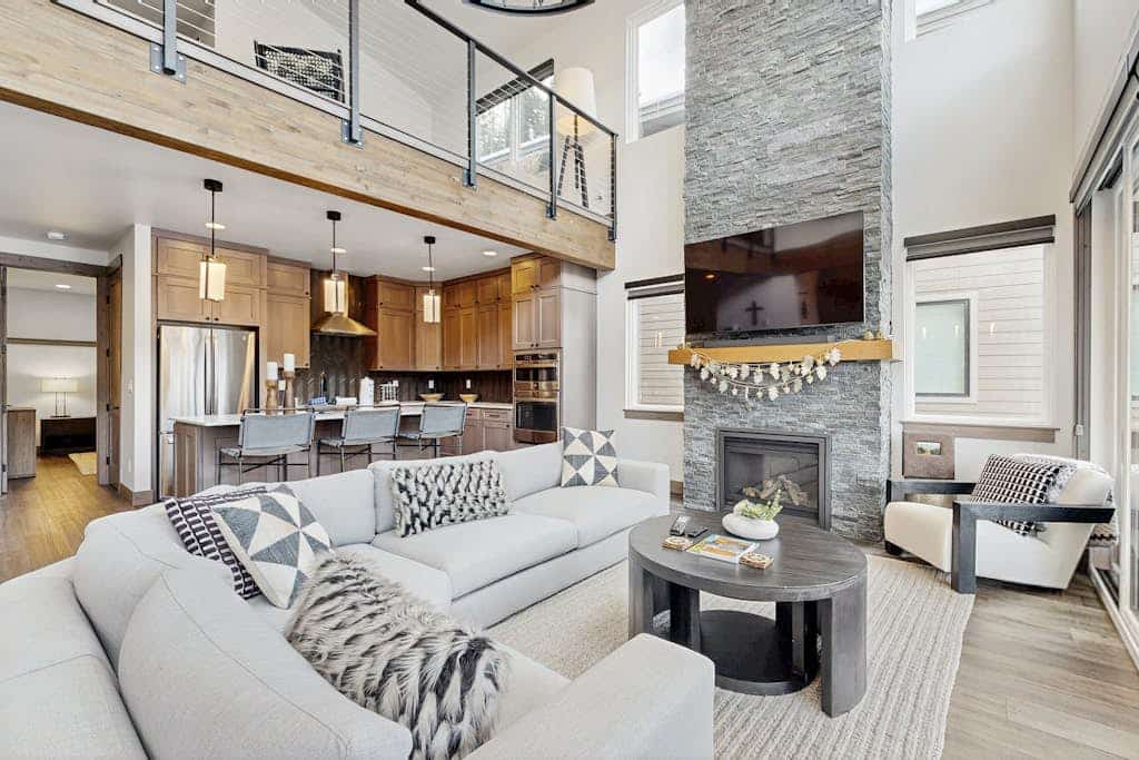 Modern mountain home with W/D, hot tub, full kitchen & near ski resort