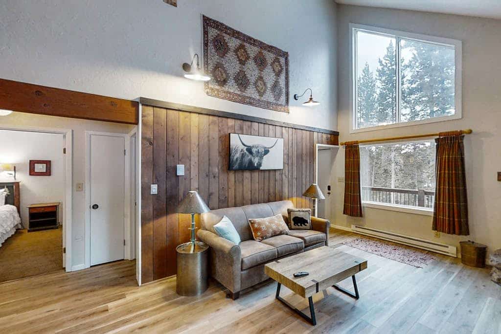 South-facing mountain-view cabin with deck, grill, fireplace & private hot tub