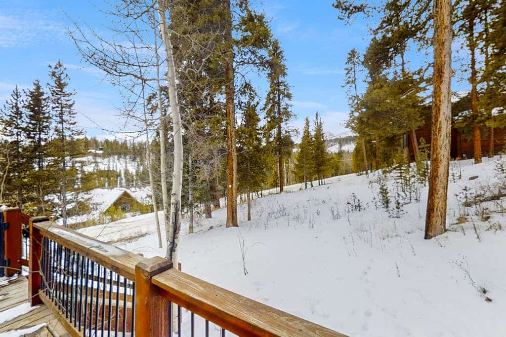 South-facing mountain-view cabin with deck, grill, fireplace & private hot tub