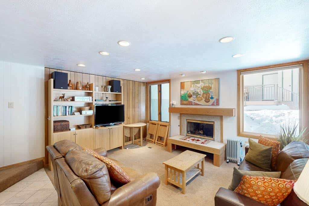 Cozy condo w/ shared pool, hot tub & full kitchen - walk to lifts
