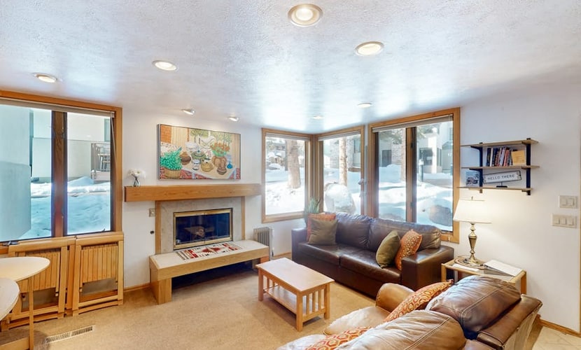 Cozy condo w/ shared pool, hot tub & full kitchen - walk to lifts
